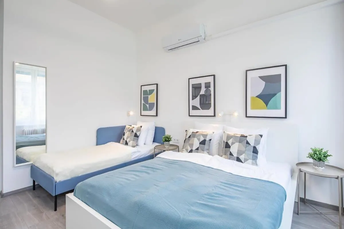 Newly Designed Central Studio Budapest Hongrie